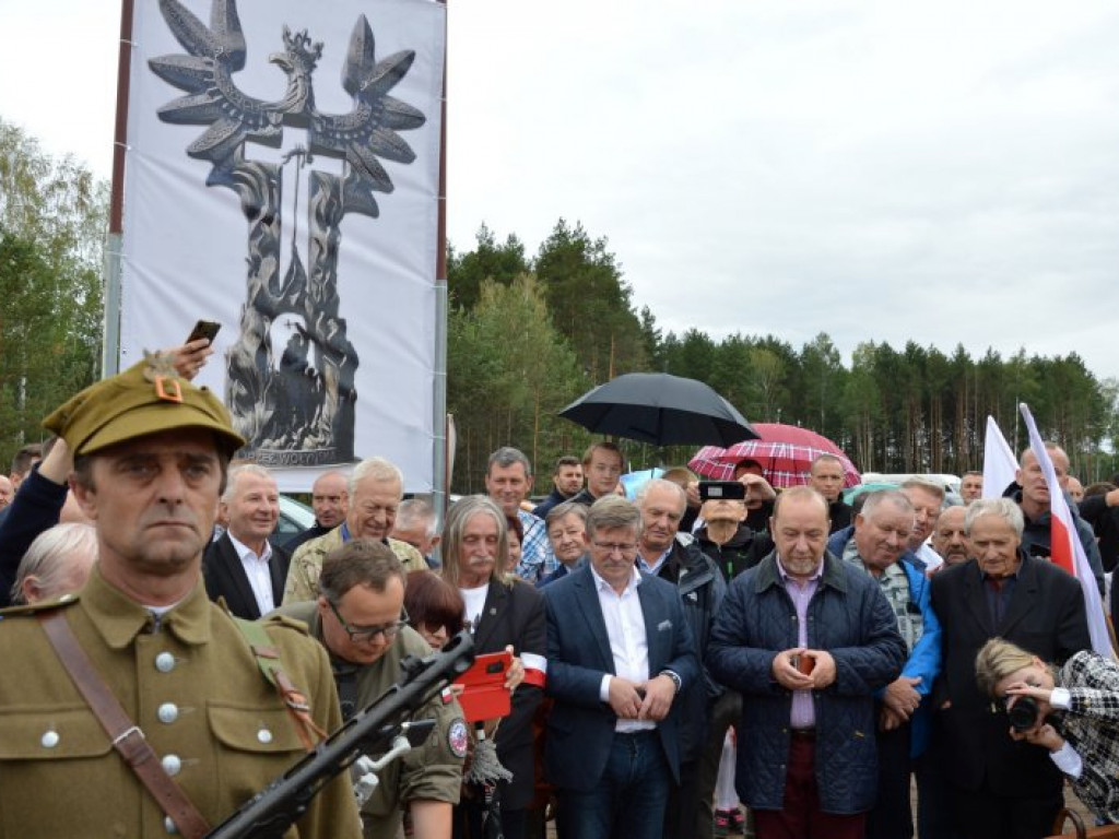 Wmurowanie Aktu Erekcyjnego i urny z prochami pod budowę pomnika 