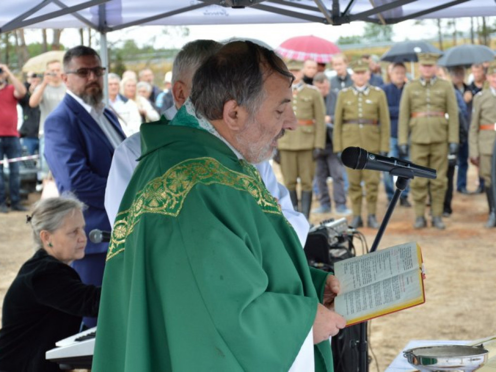 Wmurowanie Aktu Erekcyjnego i urny z prochami pod budowę pomnika 