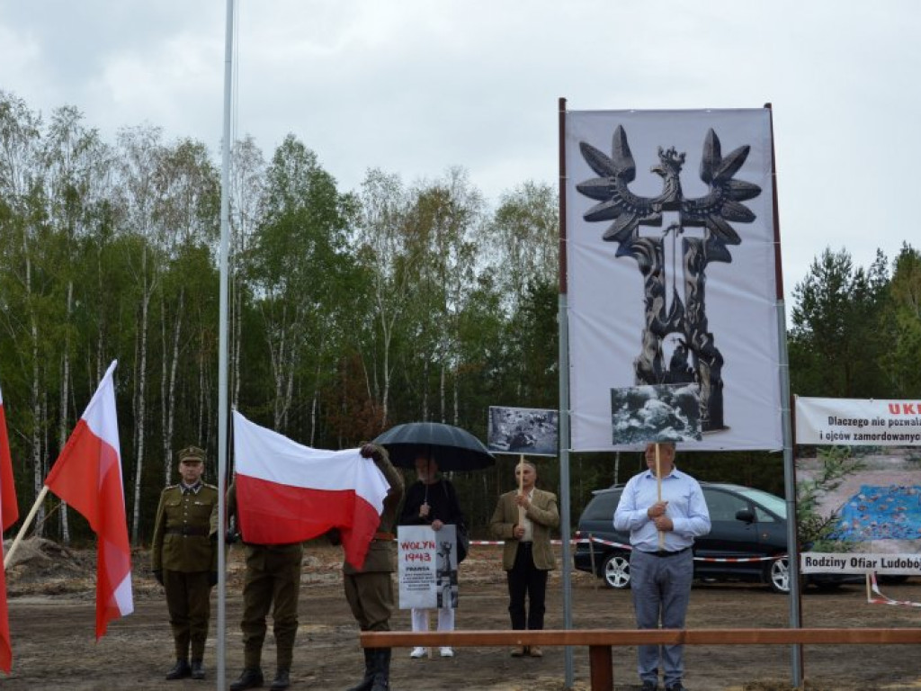 Wmurowanie Aktu Erekcyjnego i urny z prochami pod budowę pomnika 