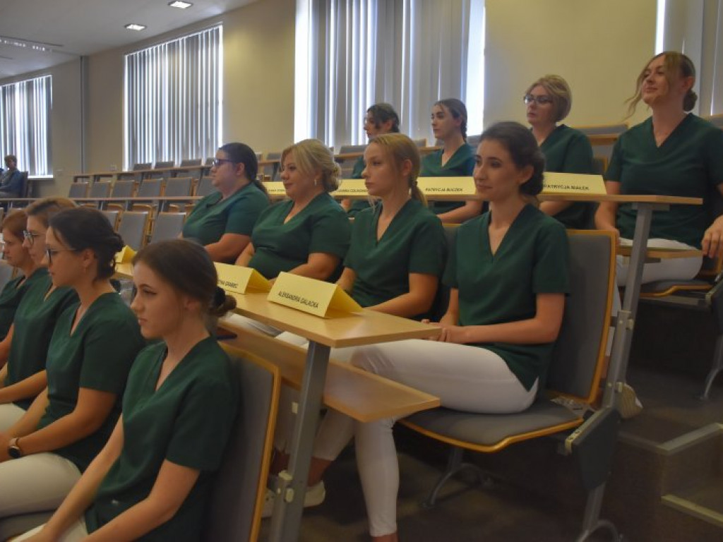 Uroczyste czepkowanie absolwentek pielęgniarstwa w Tarnobrzegu [zdjęcia]