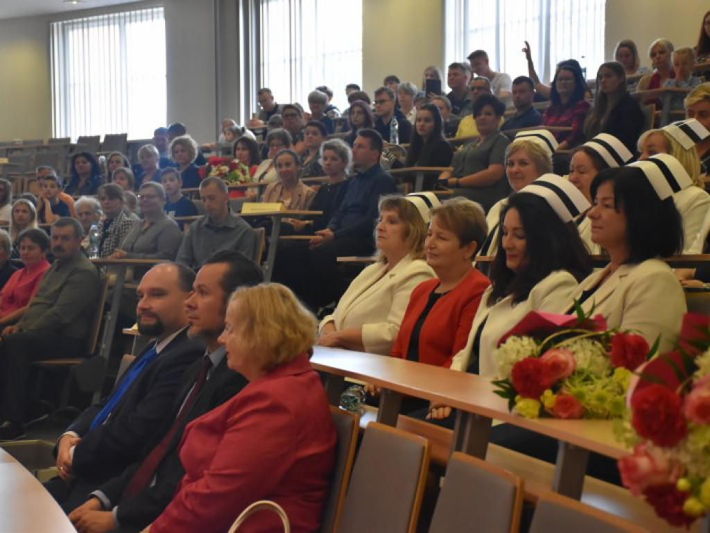 Uroczyste czepkowanie absolwentek pielęgniarstwa w Tarnobrzegu [zdjęcia]
