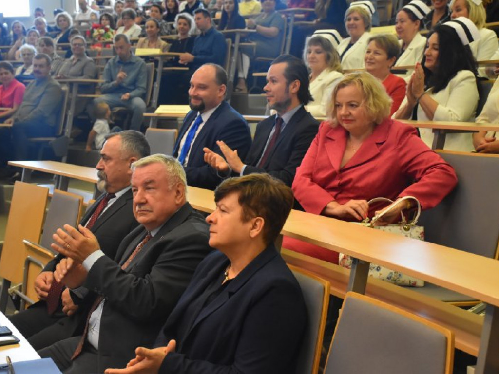 Uroczyste czepkowanie absolwentek pielęgniarstwa w Tarnobrzegu [zdjęcia]
