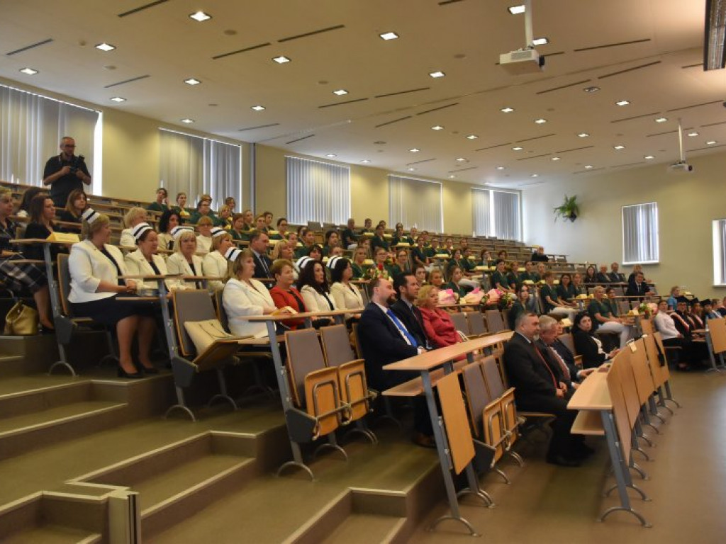 Uroczyste czepkowanie absolwentek pielęgniarstwa w Tarnobrzegu [zdjęcia]