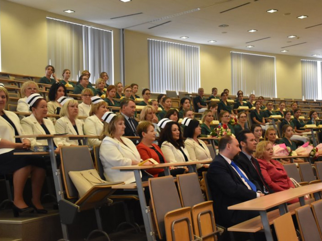 Uroczyste czepkowanie absolwentek pielęgniarstwa w Tarnobrzegu [zdjęcia]