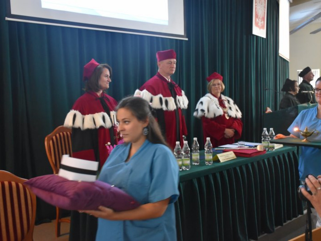 Uroczyste czepkowanie absolwentek pielęgniarstwa w Tarnobrzegu [zdjęcia]