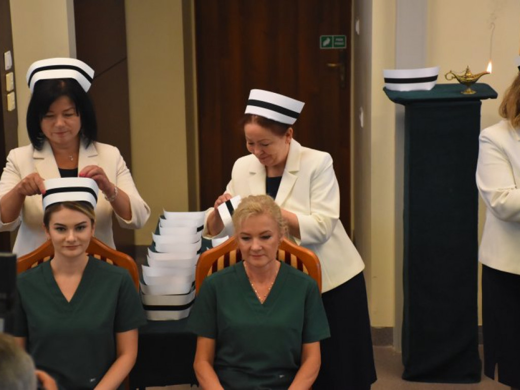 Uroczyste czepkowanie absolwentek pielęgniarstwa w Tarnobrzegu [zdjęcia]
