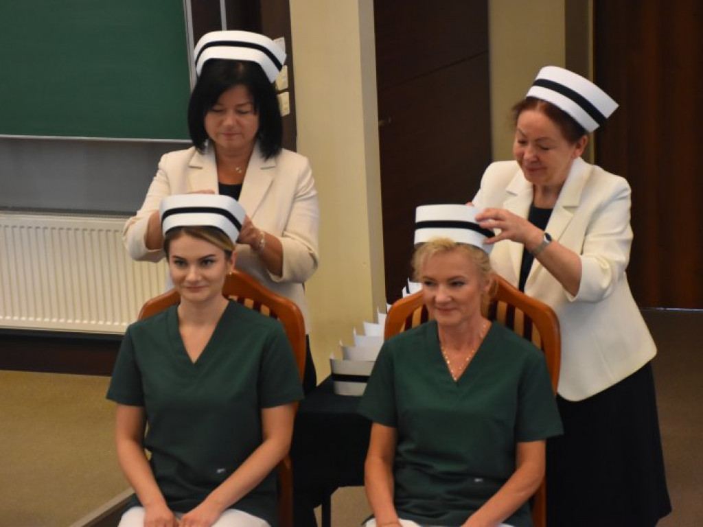 Uroczyste czepkowanie absolwentek pielęgniarstwa w Tarnobrzegu [zdjęcia]