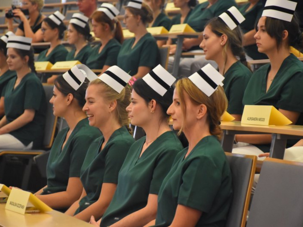 Uroczyste czepkowanie absolwentek pielęgniarstwa w Tarnobrzegu [zdjęcia]