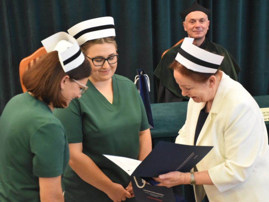 Uroczyste czepkowanie absolwentek pielęgniarstwa w Tarnobrzegu [zdjęcia]