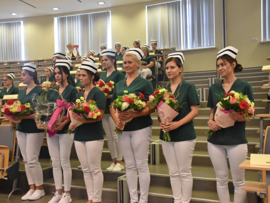 Uroczyste czepkowanie absolwentek pielęgniarstwa w Tarnobrzegu [zdjęcia]