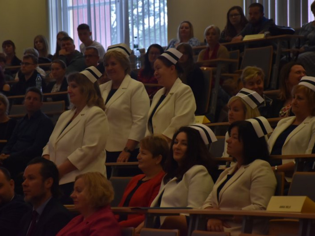 Uroczyste czepkowanie absolwentek pielęgniarstwa w Tarnobrzegu [zdjęcia]
