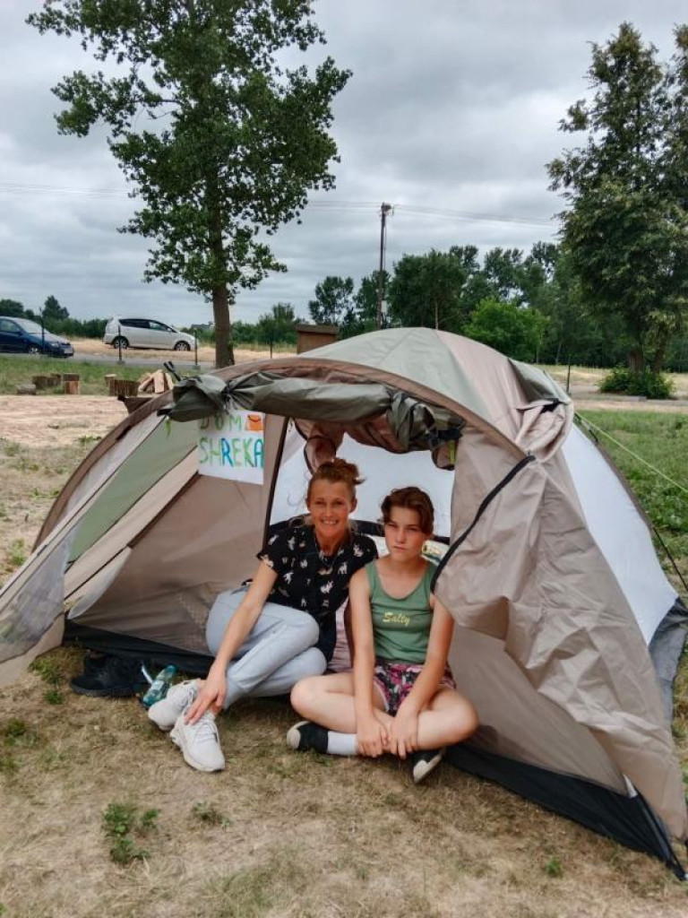 Mieszkańcy jednej z miejscowości w gminie Klimontów zorganizowali na wiejskim placu biwak pod namiotami [zdjęcia]