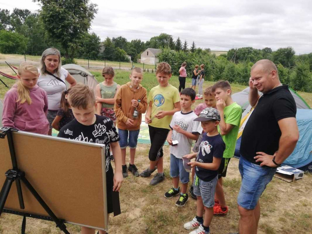 Mieszkańcy jednej z miejscowości w gminie Klimontów zorganizowali na wiejskim placu biwak pod namiotami [zdjęcia]