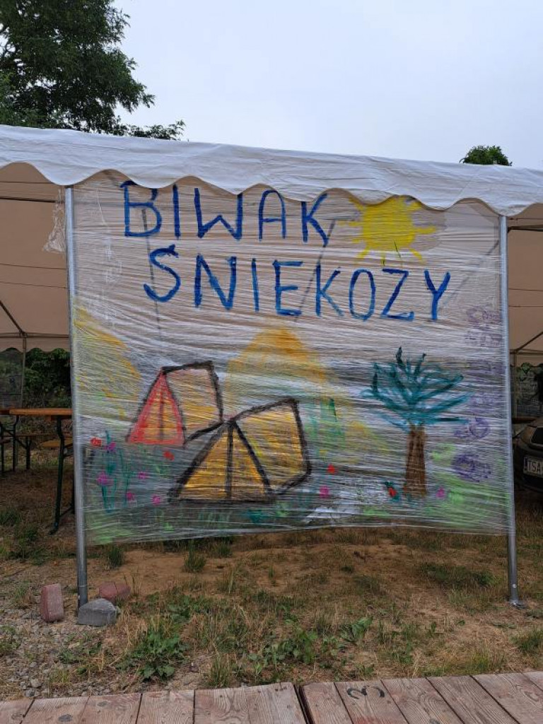 Mieszkańcy jednej z miejscowości w gminie Klimontów zorganizowali na wiejskim placu biwak pod namiotami [zdjęcia]