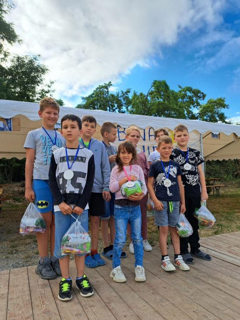 Mieszkańcy jednej z miejscowości w gminie Klimontów zorganizowali na wiejskim placu biwak pod namiotami [zdjęcia]