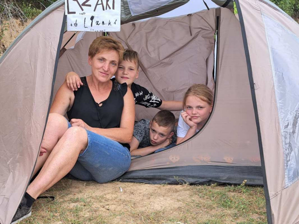 Mieszkańcy jednej z miejscowości w gminie Klimontów zorganizowali na wiejskim placu biwak pod namiotami [zdjęcia]