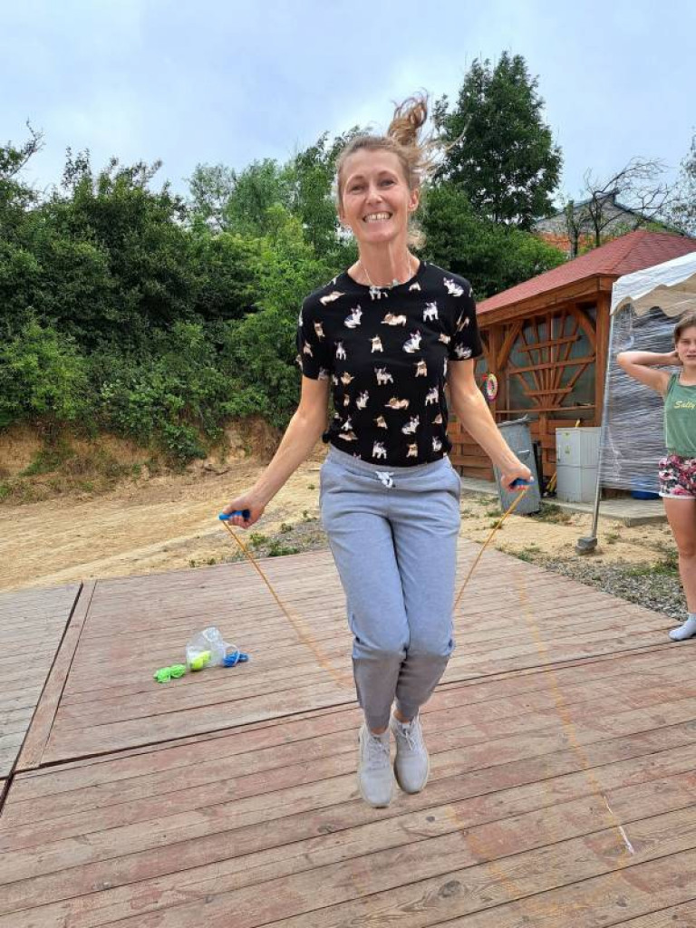 Mieszkańcy jednej z miejscowości w gminie Klimontów zorganizowali na wiejskim placu biwak pod namiotami [zdjęcia]