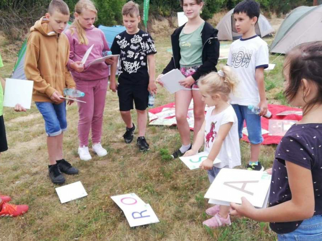 Mieszkańcy jednej z miejscowości w gminie Klimontów zorganizowali na wiejskim placu biwak pod namiotami [zdjęcia]