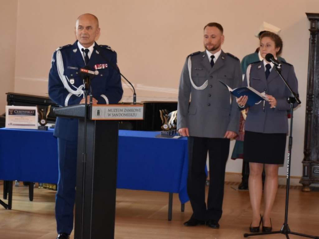 Święto sandomierskich policjantów. Były awanse na wyższe stopnie i podziękowania [zdjęcia]