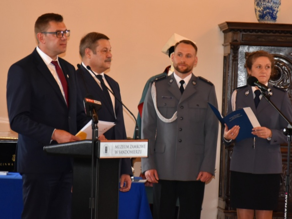 Święto sandomierskich policjantów. Były awanse na wyższe stopnie i podziękowania [zdjęcia]