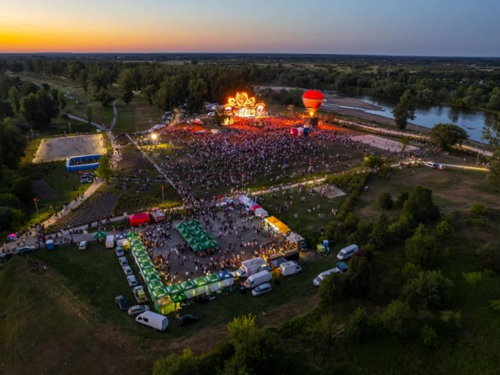 Tłumy na stalowowolskich błoniach podczas koncertu Wakacyjna Trasa Dwójki [zdjęcia]