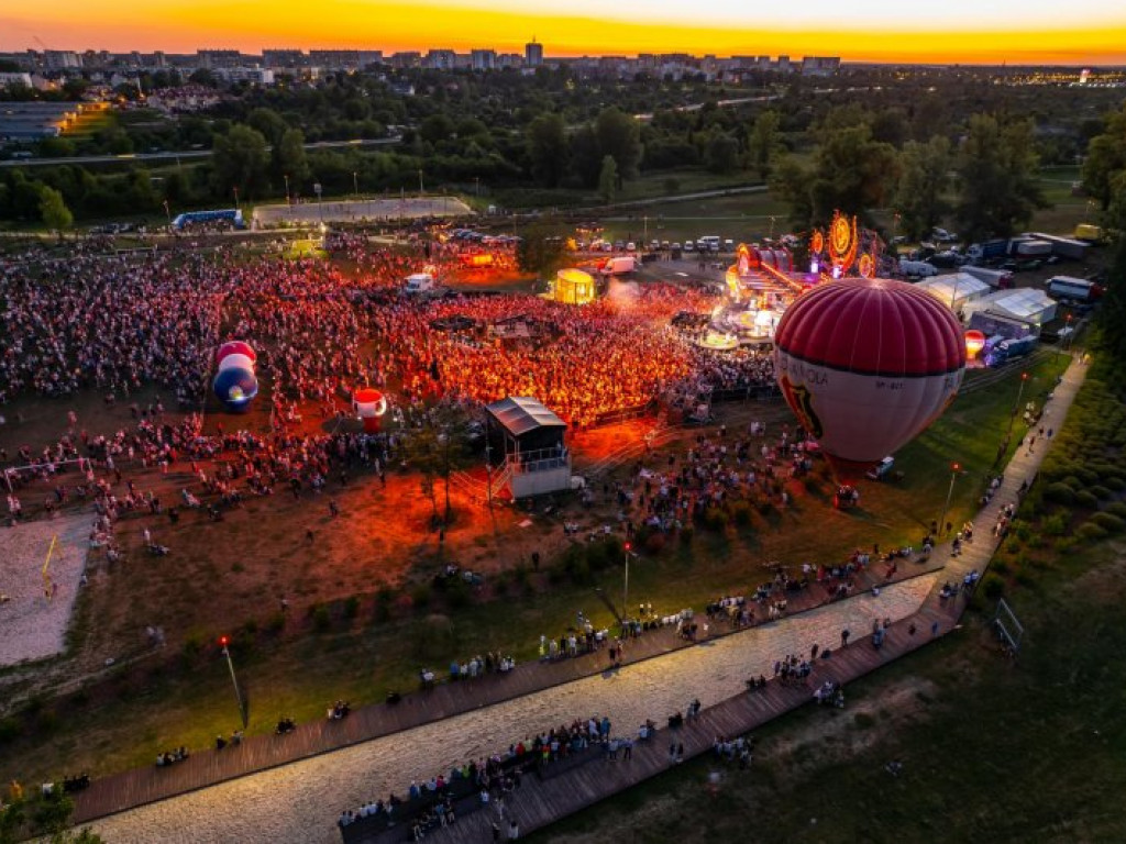 Tłumy na stalowowolskich błoniach podczas koncertu Wakacyjna Trasa Dwójki [zdjęcia]