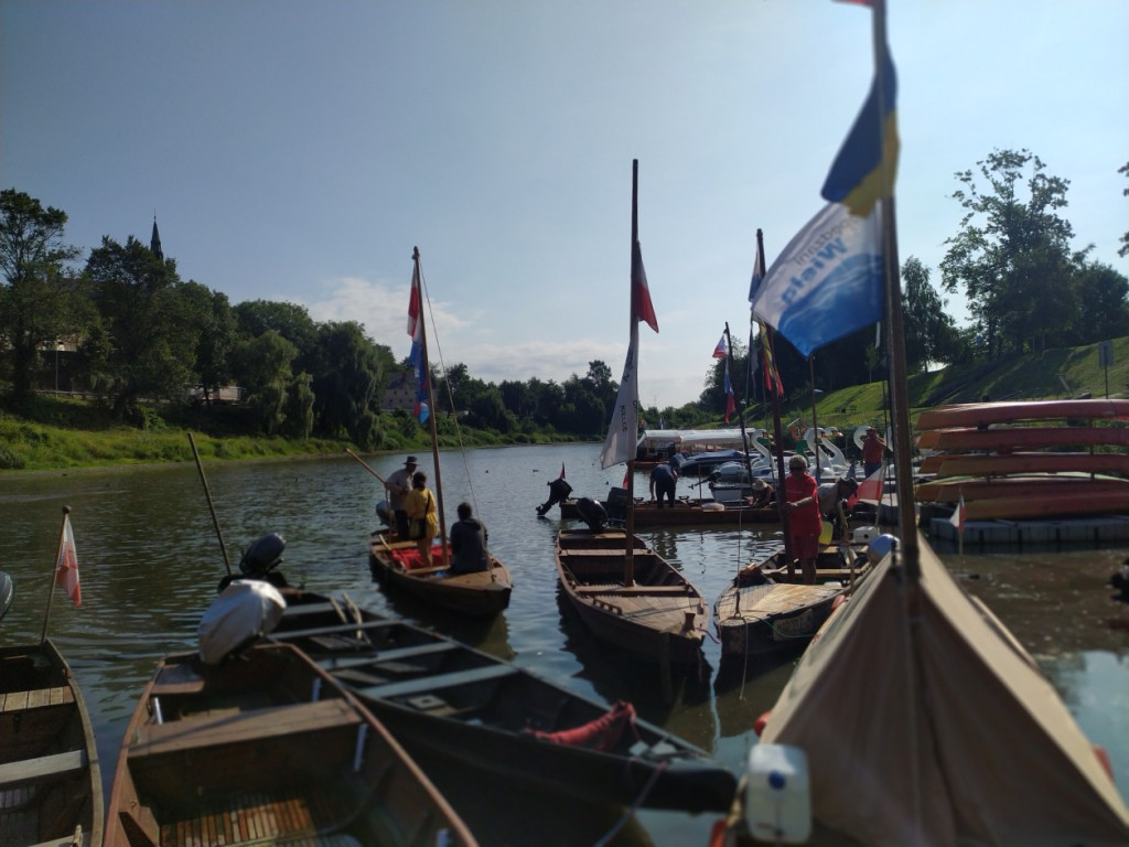 Płyną z Sandomierza do stolicy, aby upamiętnić powstańców