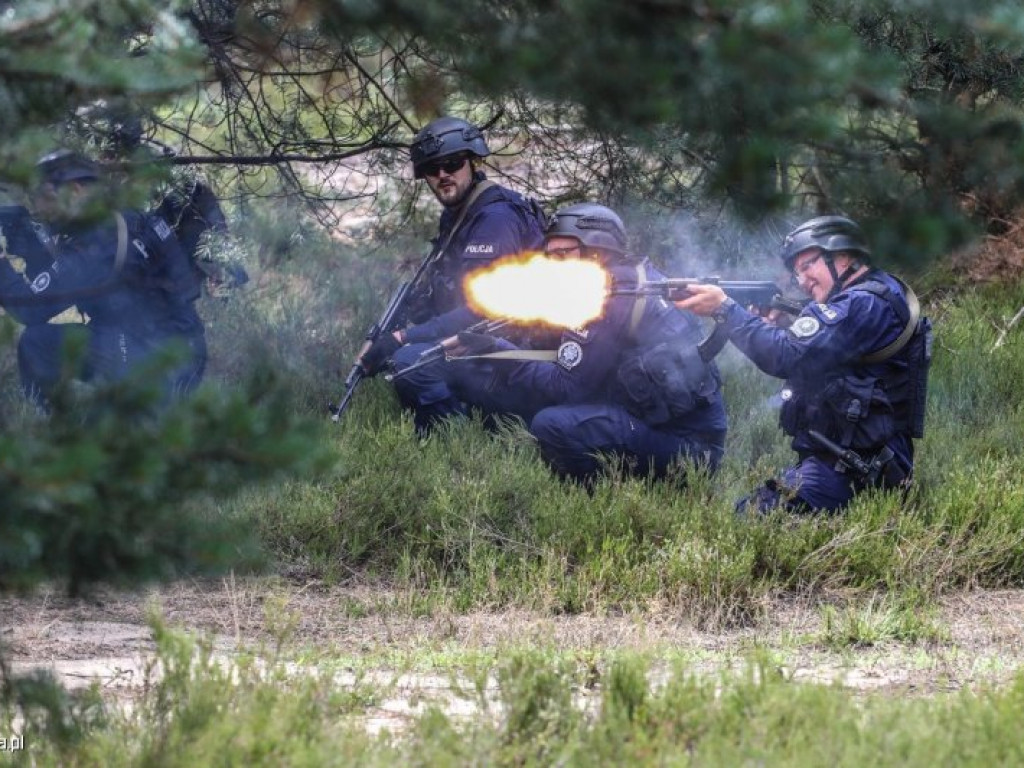 Blisko pół tysiąca policjantów ćwiczyło na poligonie w Nowej Dębie [zdjęcia]