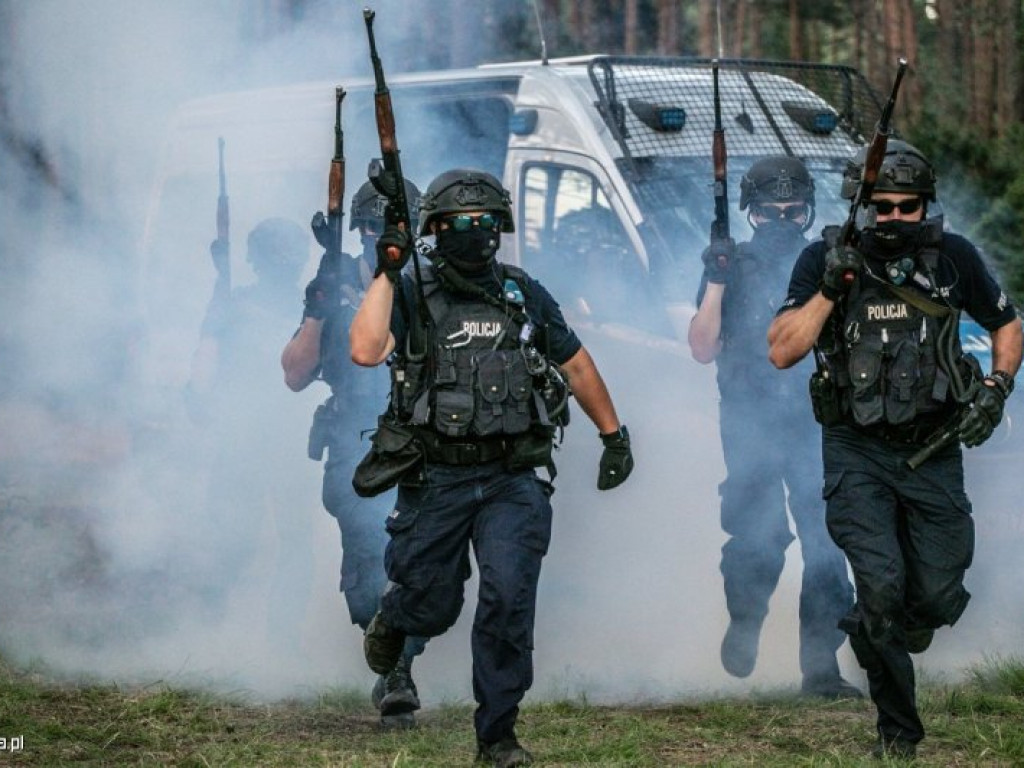Blisko pół tysiąca policjantów ćwiczyło na poligonie w Nowej Dębie [zdjęcia]