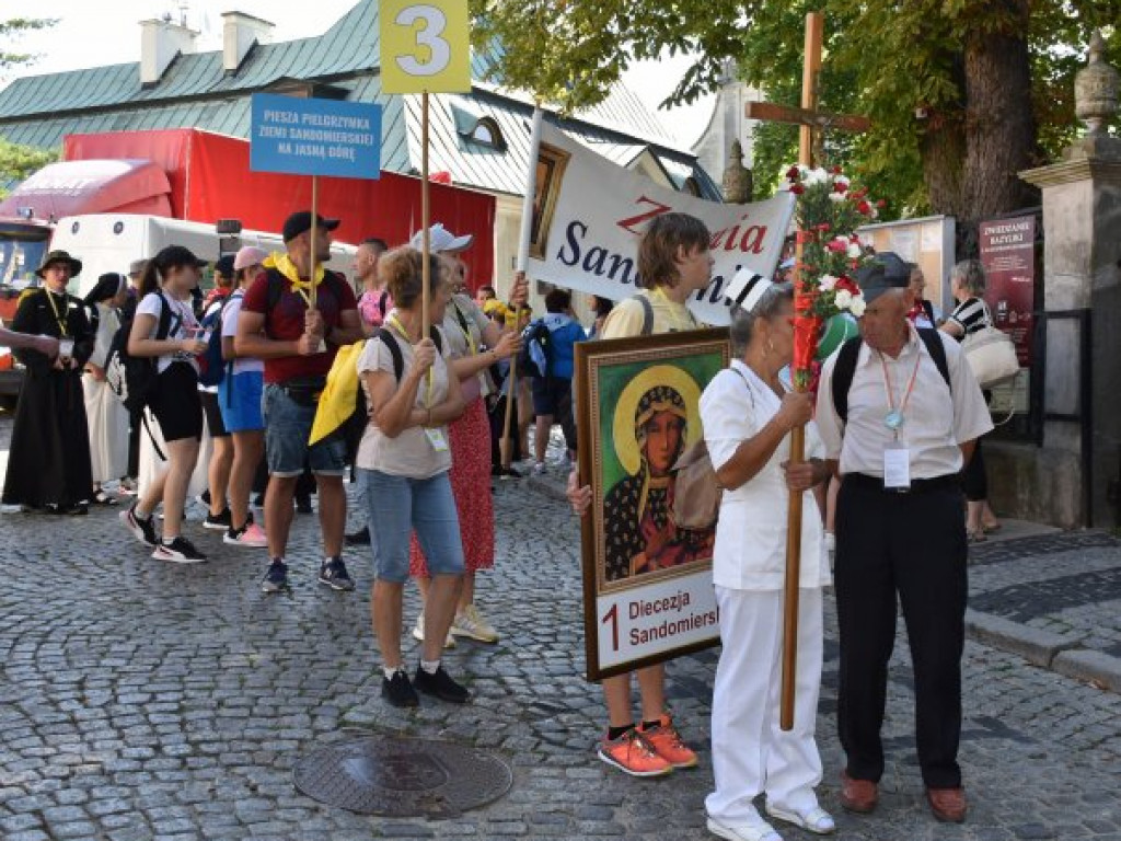 Wyruszyła XXXIX Piesza Pielgrzymka Diecezji Sandomierskiej na Jasną Górę [zdjęcia]
