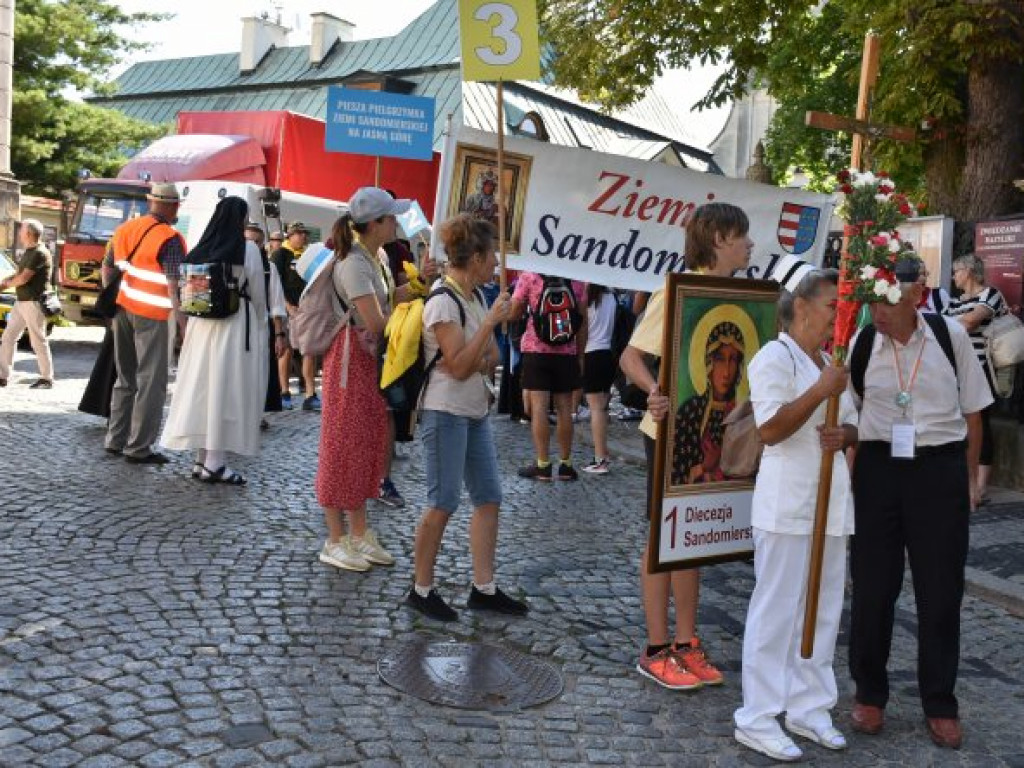 Wyruszyła XXXIX Piesza Pielgrzymka Diecezji Sandomierskiej na Jasną Górę [zdjęcia]