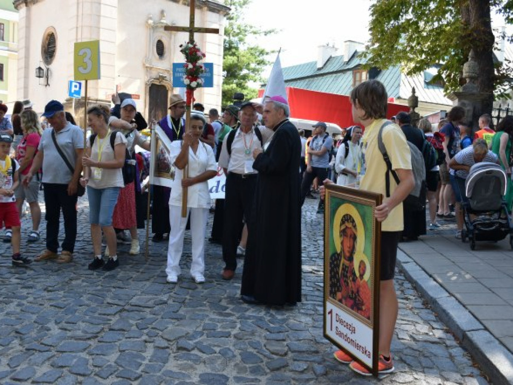 Wyruszyła XXXIX Piesza Pielgrzymka Diecezji Sandomierskiej na Jasną Górę [zdjęcia]