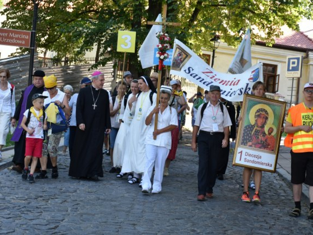 Wyruszyła XXXIX Piesza Pielgrzymka Diecezji Sandomierskiej na Jasną Górę [zdjęcia]