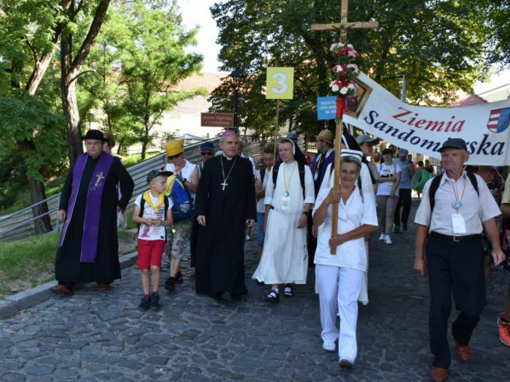 Wyruszyła XXXIX Piesza Pielgrzymka Diecezji Sandomierskiej na Jasną Górę [zdjęcia]
