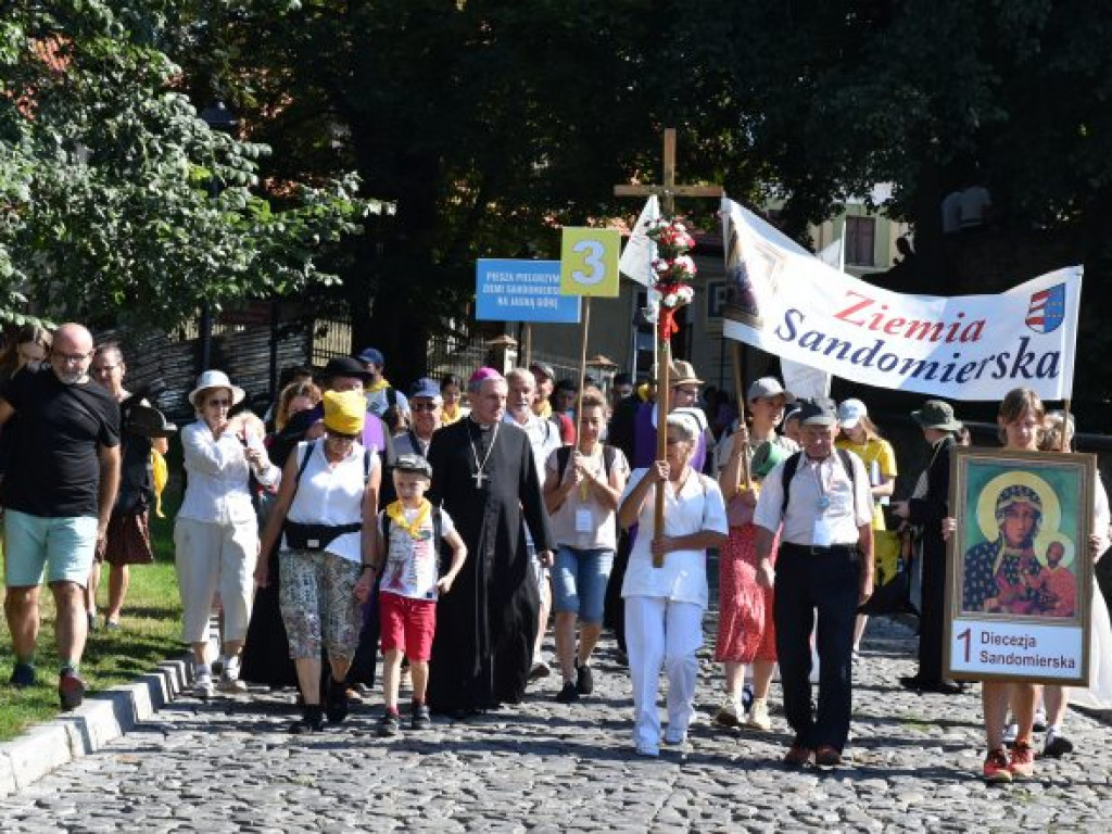 Wyruszyła XXXIX Piesza Pielgrzymka Diecezji Sandomierskiej na Jasną Górę [zdjęcia]