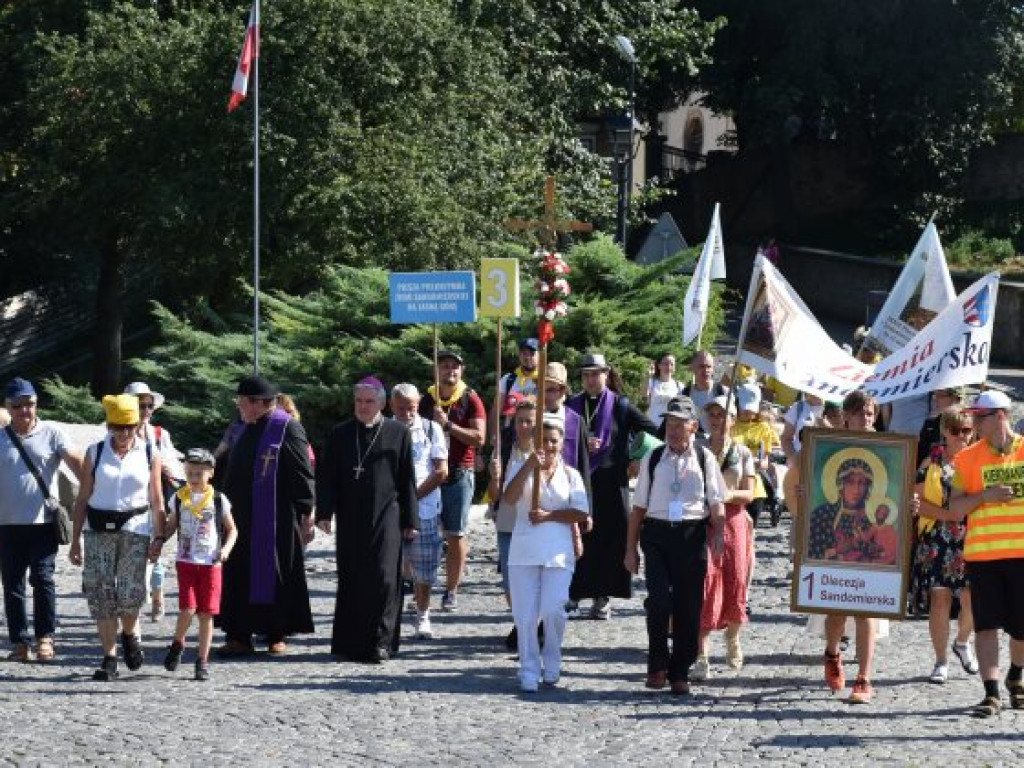 Wyruszyła XXXIX Piesza Pielgrzymka Diecezji Sandomierskiej na Jasną Górę [zdjęcia]