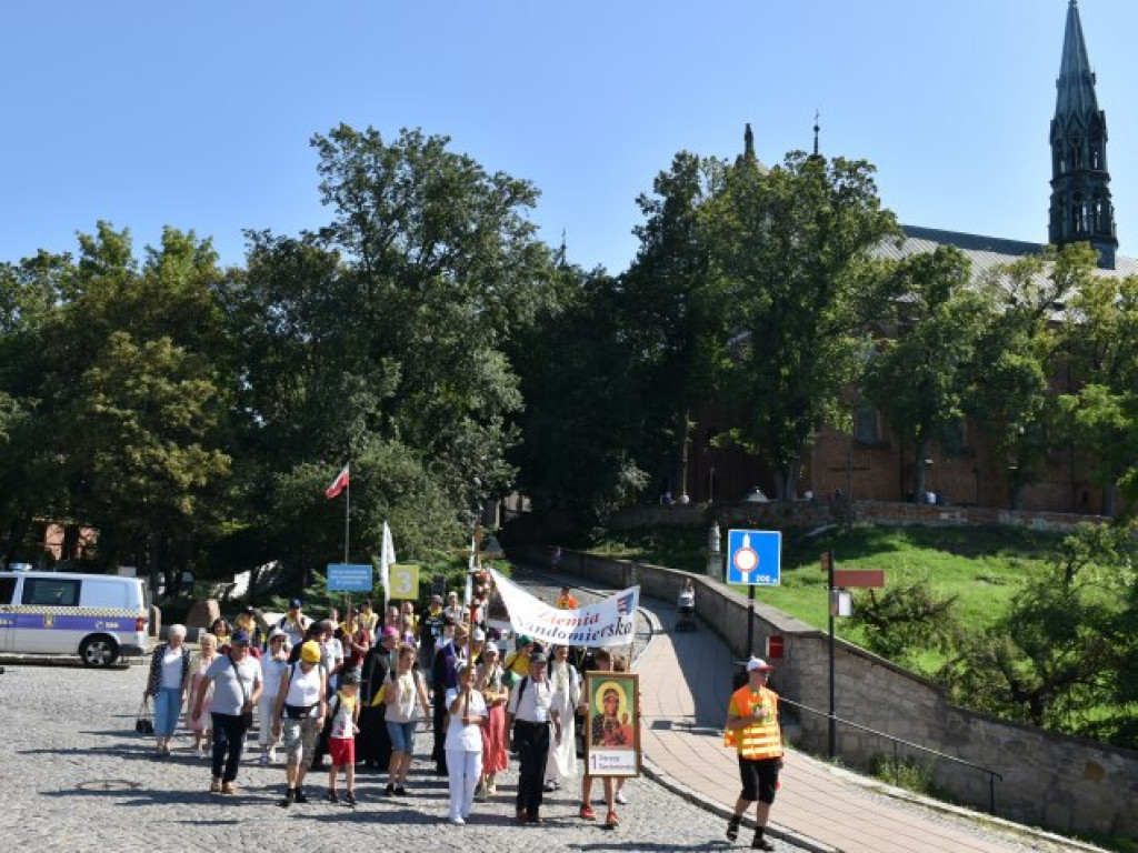 Wyruszyła XXXIX Piesza Pielgrzymka Diecezji Sandomierskiej na Jasną Górę [zdjęcia]
