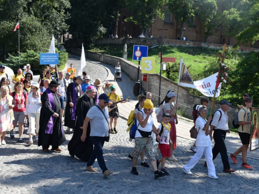 Wyruszyła XXXIX Piesza Pielgrzymka Diecezji Sandomierskiej na Jasną Górę [zdjęcia]