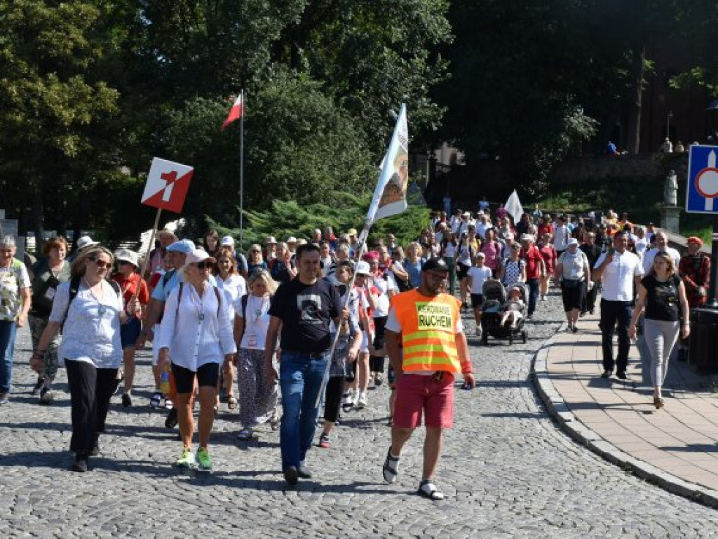 Wyruszyła XXXIX Piesza Pielgrzymka Diecezji Sandomierskiej na Jasną Górę [zdjęcia]