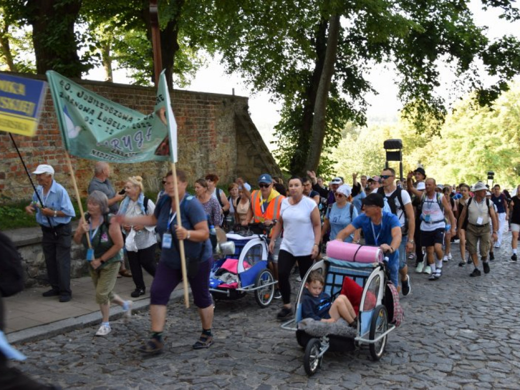 Wyruszyła XXXIX Piesza Pielgrzymka Diecezji Sandomierskiej na Jasną Górę [zdjęcia]