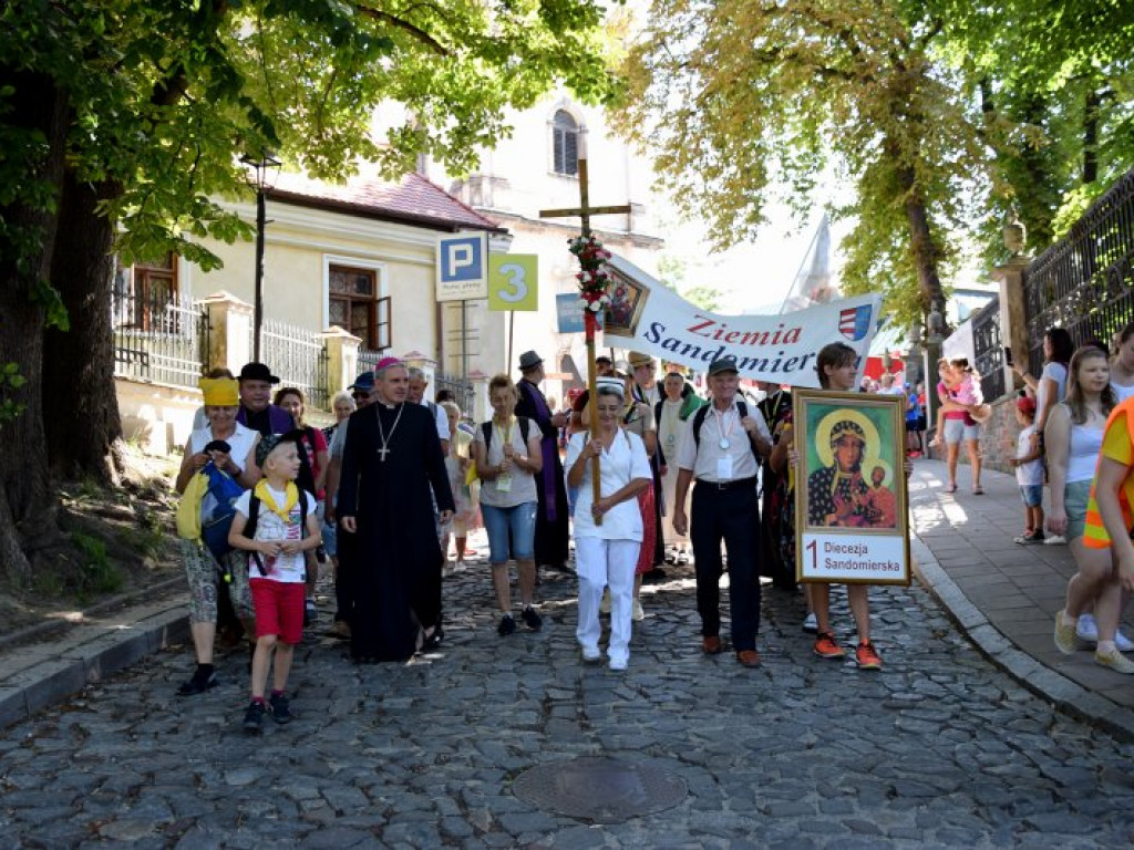 Wyruszyła XXXIX Piesza Pielgrzymka Diecezji Sandomierskiej na Jasną Górę [zdjęcia]