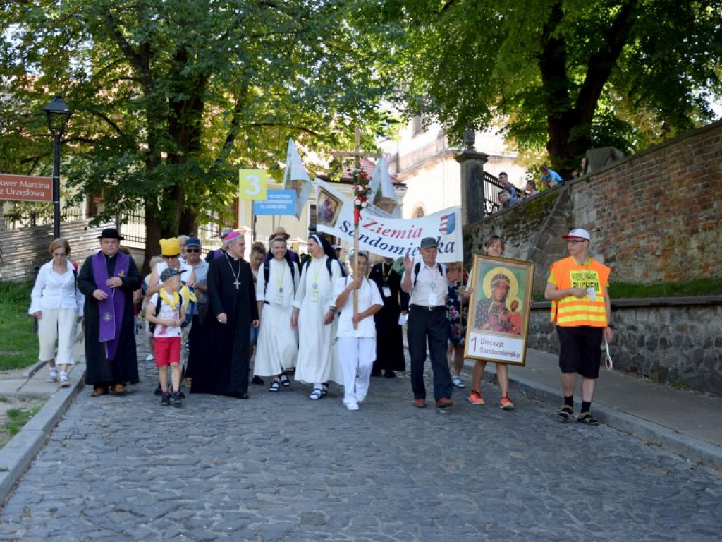 Wyruszyła XXXIX Piesza Pielgrzymka Diecezji Sandomierskiej na Jasną Górę [zdjęcia]
