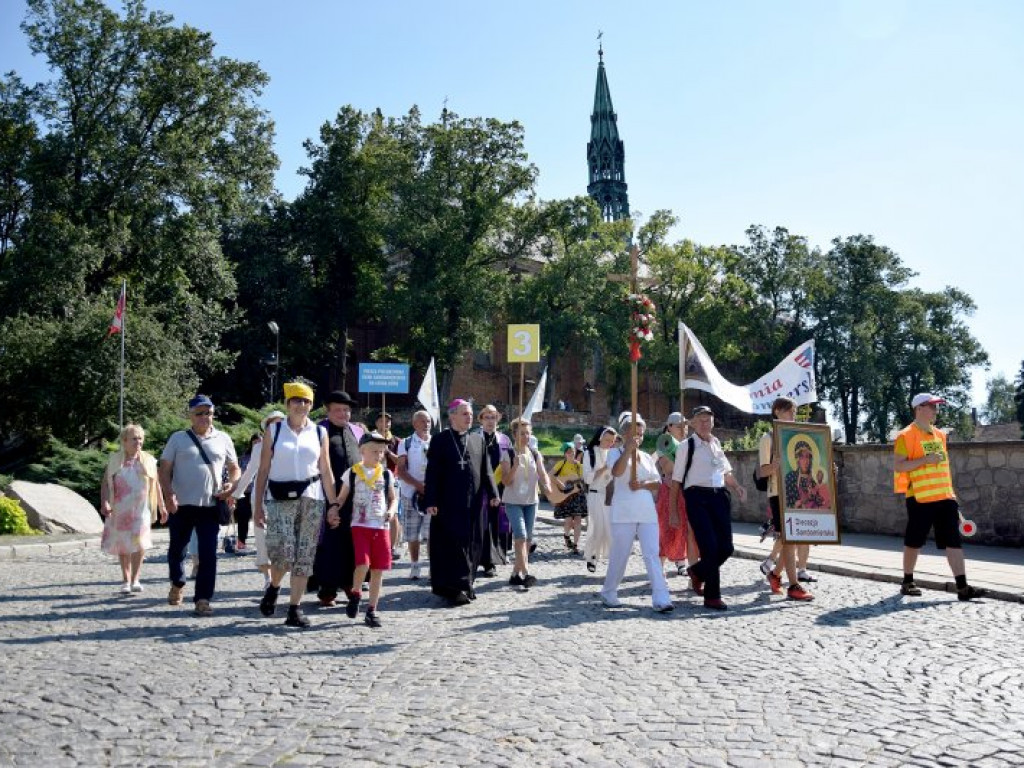 Wyruszyła XXXIX Piesza Pielgrzymka Diecezji Sandomierskiej na Jasną Górę [zdjęcia]