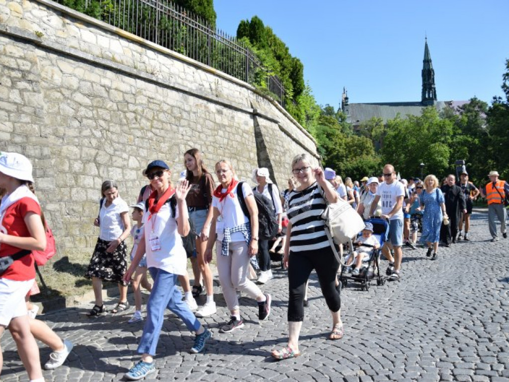 Wyruszyła XXXIX Piesza Pielgrzymka Diecezji Sandomierskiej na Jasną Górę [zdjęcia]