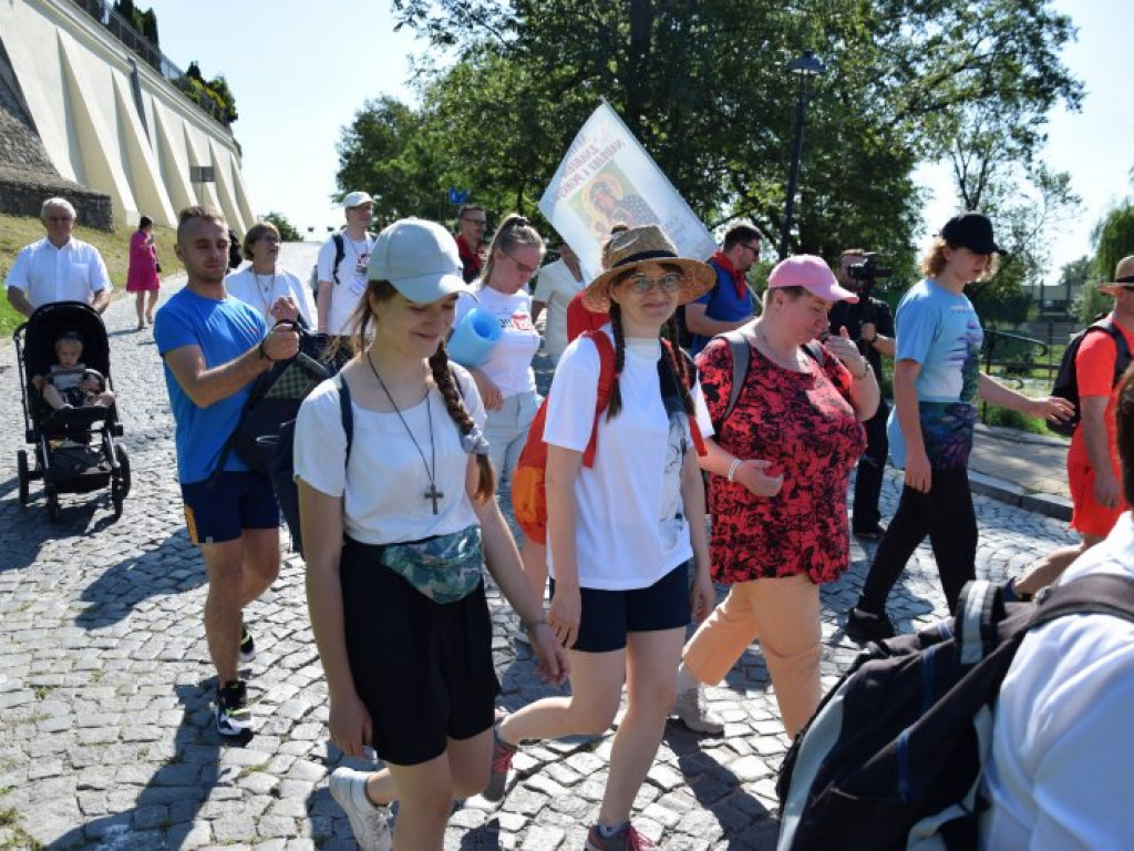 Wyruszyła XXXIX Piesza Pielgrzymka Diecezji Sandomierskiej na Jasną Górę [zdjęcia]