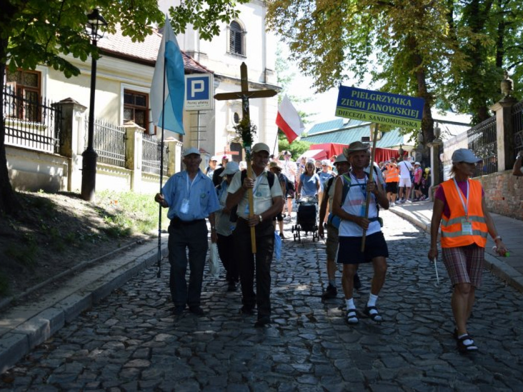 Wyruszyła XXXIX Piesza Pielgrzymka Diecezji Sandomierskiej na Jasną Górę [zdjęcia]
