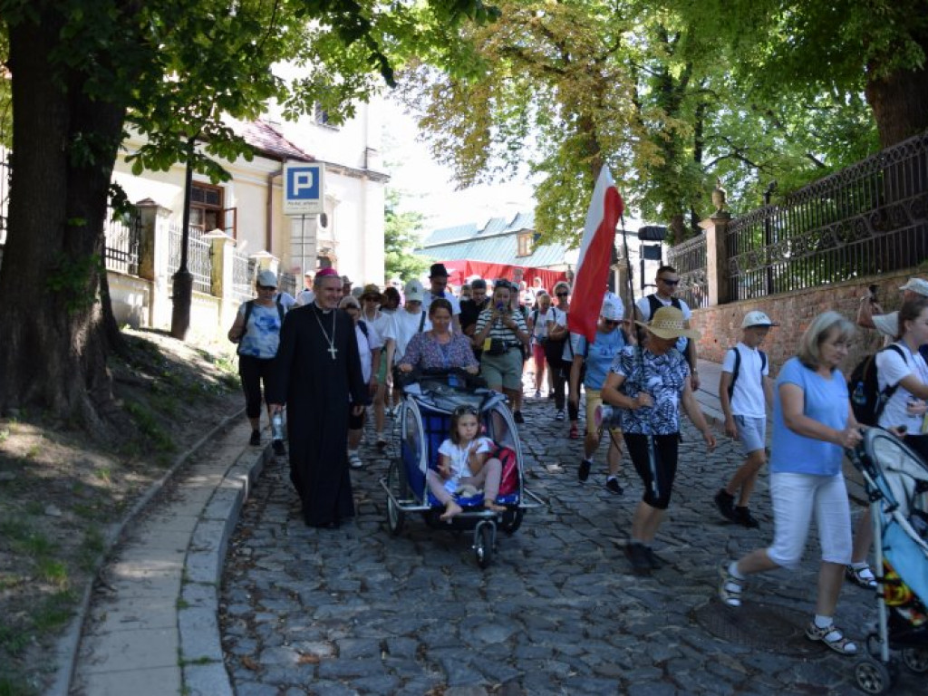 Wyruszyła XXXIX Piesza Pielgrzymka Diecezji Sandomierskiej na Jasną Górę [zdjęcia]