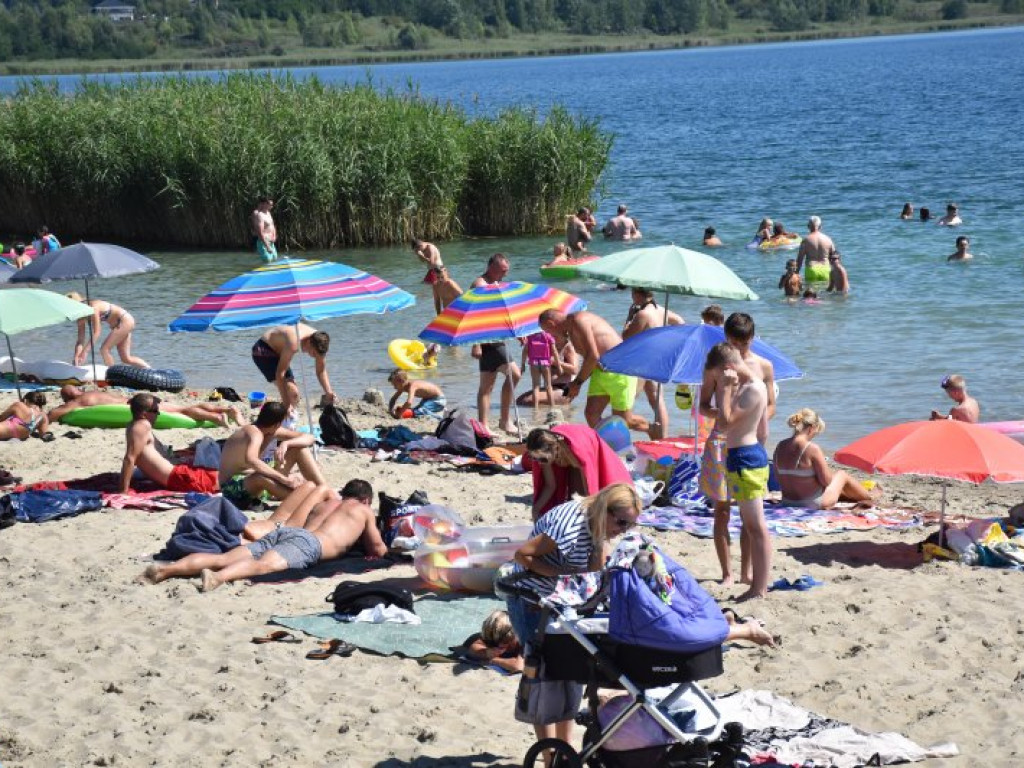 Tłumy ludzi w upalny czwartek nad Jeziorem Tarnobrzeskim [zdjęcia]