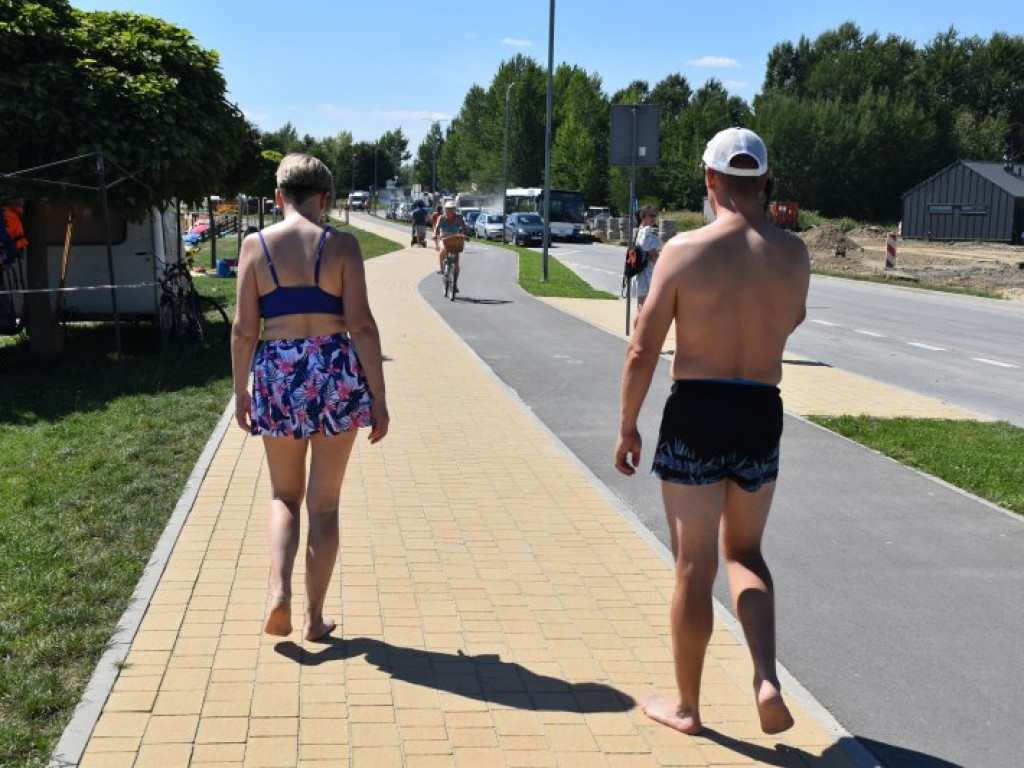 Tłumy ludzi w upalny czwartek nad Jeziorem Tarnobrzeskim [zdjęcia]
