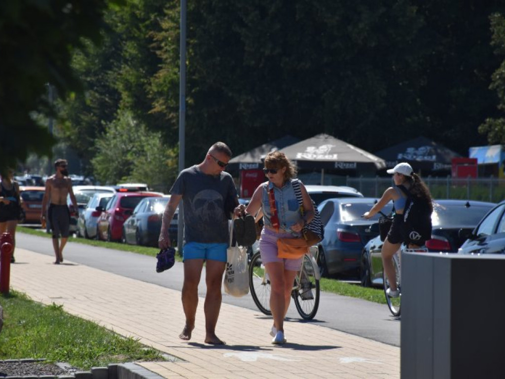 Tłumy ludzi w upalny czwartek nad Jeziorem Tarnobrzeskim [zdjęcia]